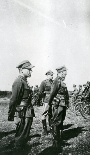 KKE 4851.jpg - Fot. V batalion AK. Wizytacja oddziału rowerzystów. V batalionu AK okręgu Nowogródzkiego, VII 1944 r. Kopia lata 80-te XX wieku.